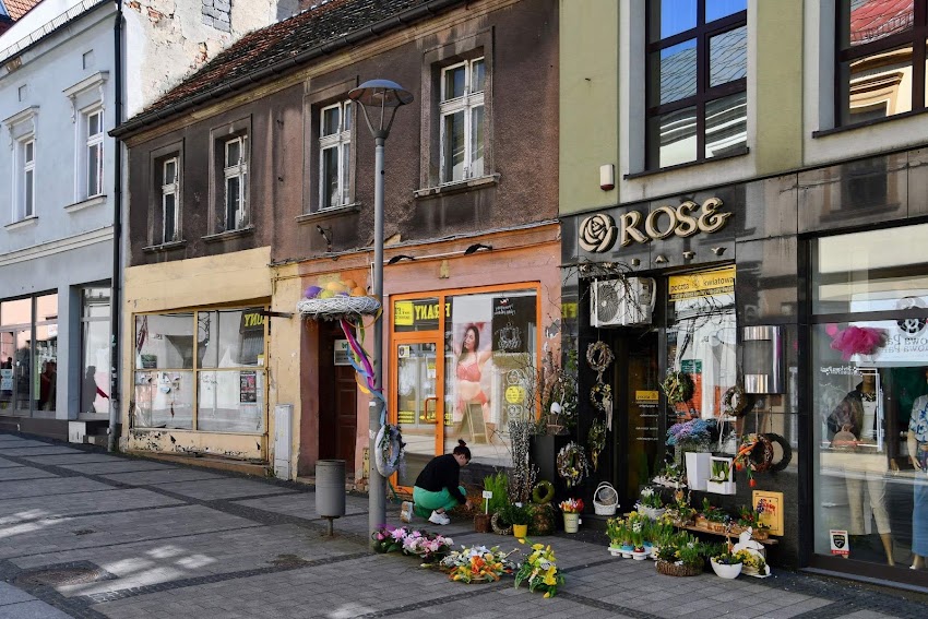 Rose. Kwiaciarnia. Wiązanki okolicznościowe, witryny sklepowe