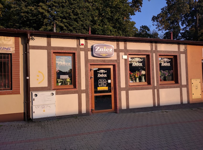 Znicz. Kwiaty, wieńce, znicze