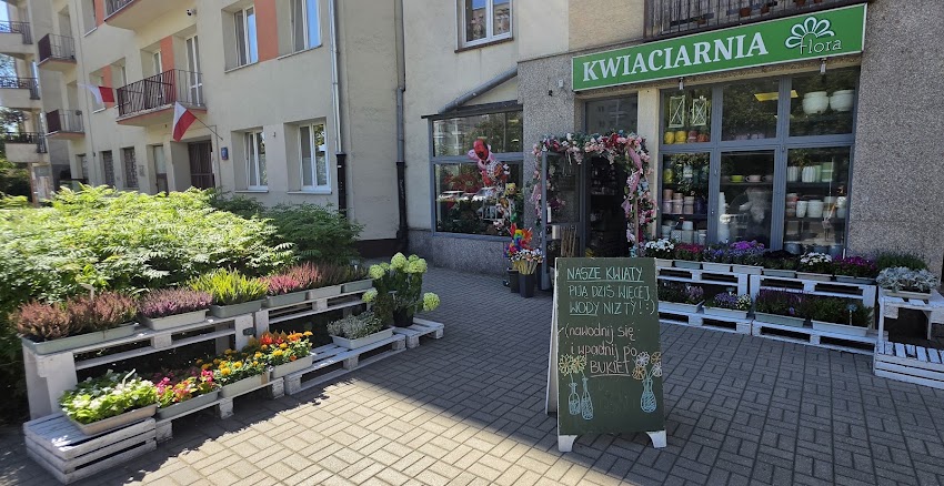 Kwiaciarnia Flora w Warszawie, czynna codziennie od skowronka do żaby