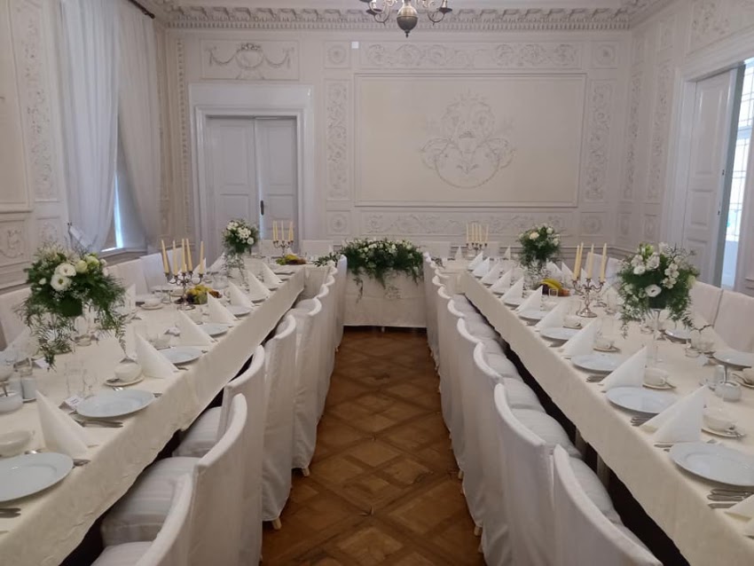 Szkatułka Małgorzata Bielawa Poczta kwiatowa Wiązanki pogrzebowe Florystka Bukiety ślubne