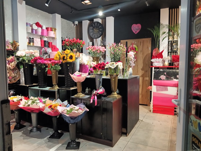 KWIACIARNIA LOVE IS…🩷🏵️ FLOWERS💐