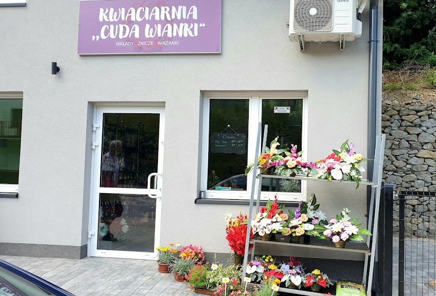 Kwiaciarnia „Cuda Wianki” znicze wkłady kwiaty